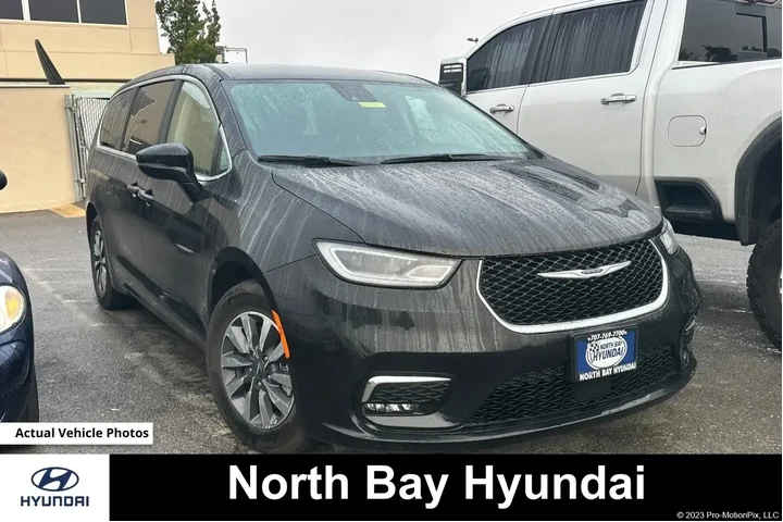 $32990 : Chrysler Pacifica Plug-In Hy image 1