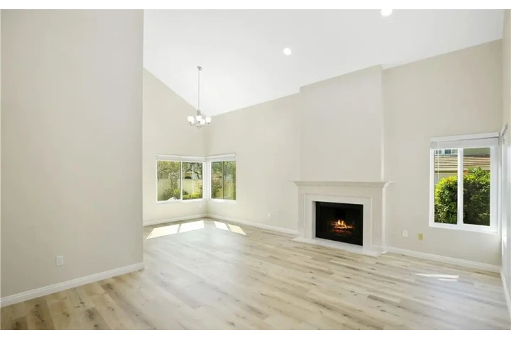 $2300 : 3 Bedroom Apartment in LA image 3