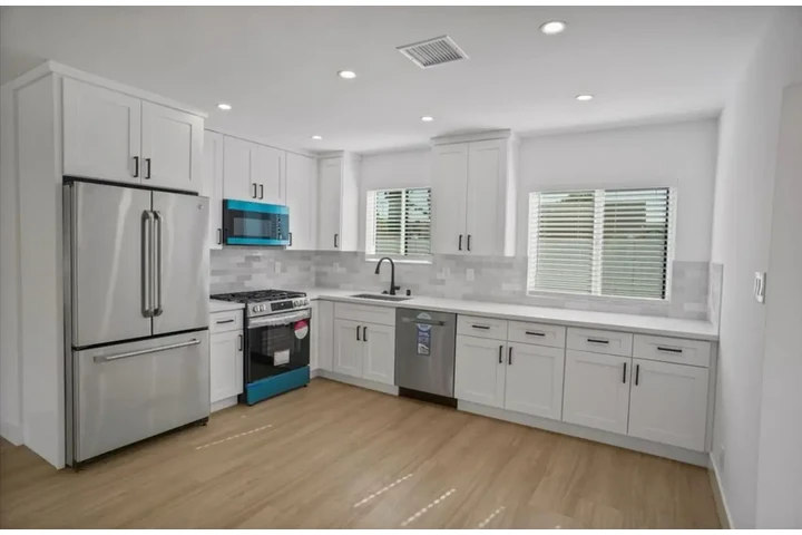 $2500 : 3 Bedroom Home In Los Angeles image 3