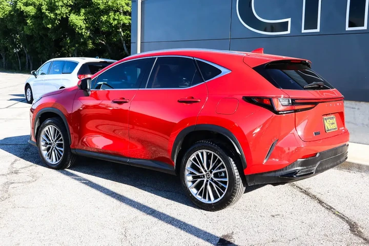 $39988 : 2022 NX 350 Luxury AWD image 6