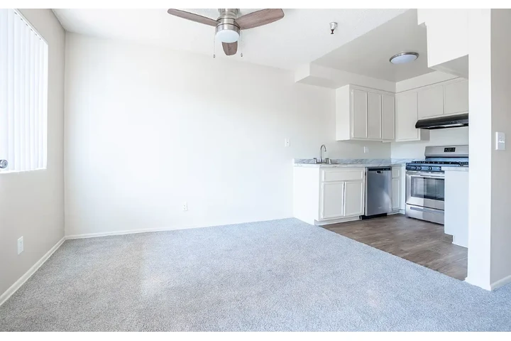 $1850 : Granada 1 Bd 1 Bath $1,850 image 2