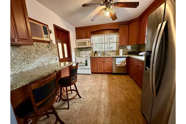 $700 : Beautiful Home...Hialeah, FL image 6