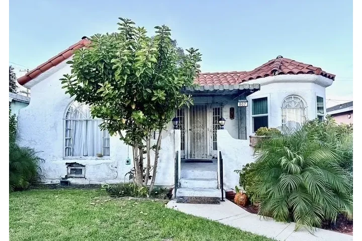 $3000 : Renovated 2BD 1BTH Available image 2