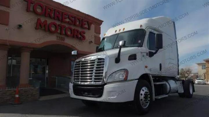 $29995 : Pre-Owned 2014 Cascadia CA113 image 4