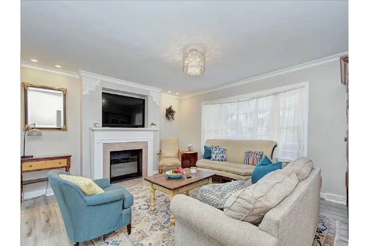 $900 : beautifully updated 2-bedroom image 3
