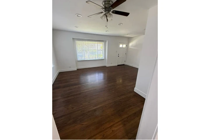 $2000 : Spacious 2 Bed House in LA image 6