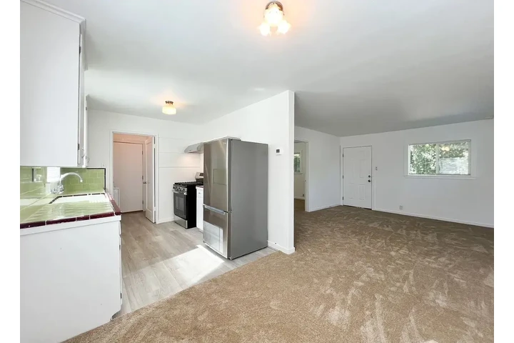 $1150 : Charming one-bedroom image 6