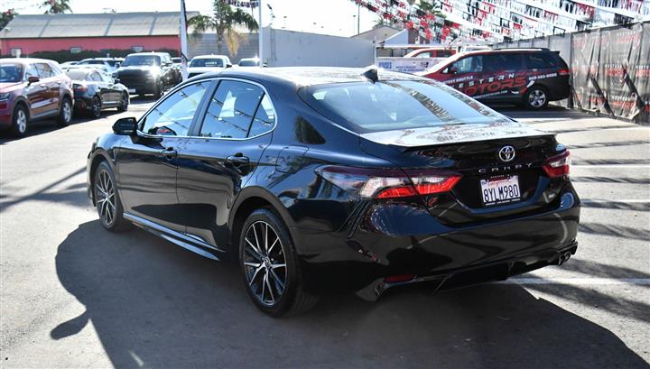 $26988 : Camry SE Sedan 4D image 6