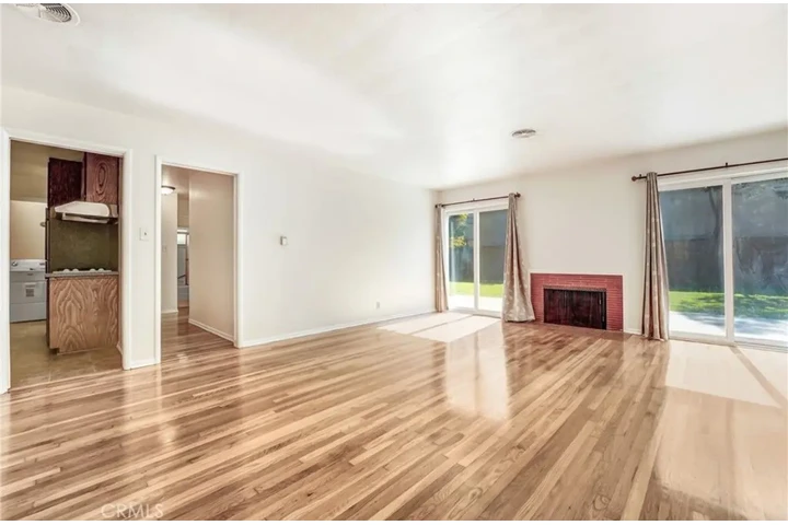 $2495 : 3 Bedroom in South Los Angeles image 3