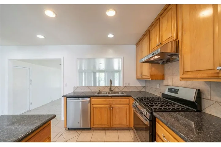 $2500 : 3 Bedroom Home in Los Angeles image 5