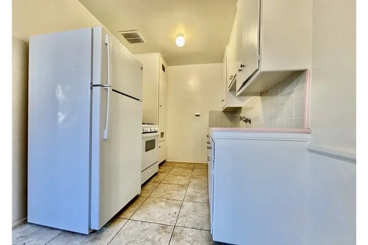 $1565 : 1 Bedroom 1 Bath Apt in LA image 5