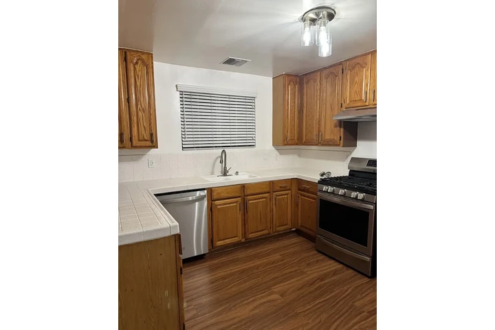 $1050 : remodeled Charming home image 3
