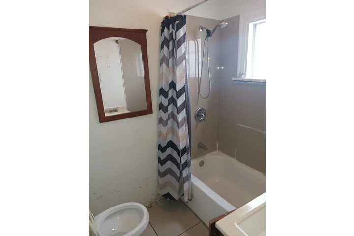 $1500 : Normandie y Jefferson 90018 image 4