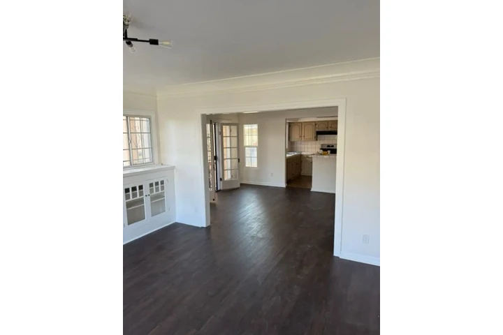 $1985 : 2 Bedroom Apt in Koreatown image 4