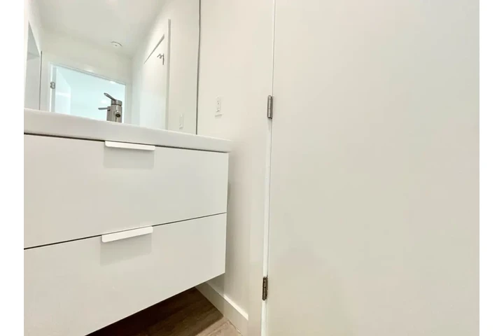 $1799 : 2 bedroom apartment in LA image 8
