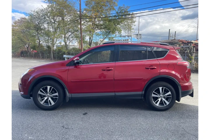 2017 RAV4 XLE AWD image 4