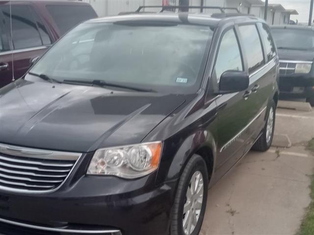 $10998 : 2014 Town & Country image 3