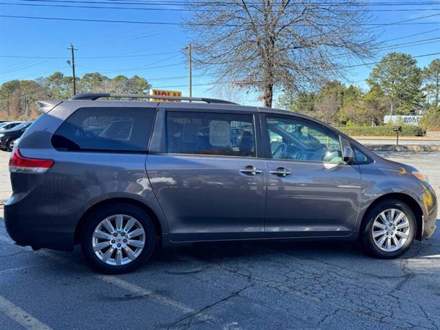 2011 Sienna XLE 7-Passenger image 3