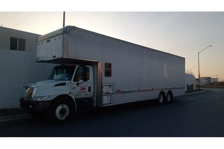 MOVING / MUDANZAS image 7