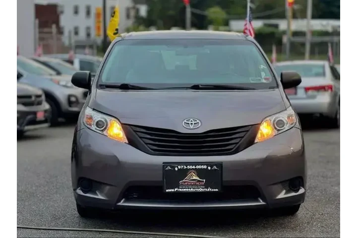 2017 TOYOTA SIENNA2017 TOYOTA image 4