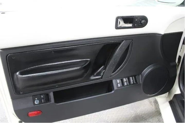 $11910 : Volkswagen New Beetle Conver image 6