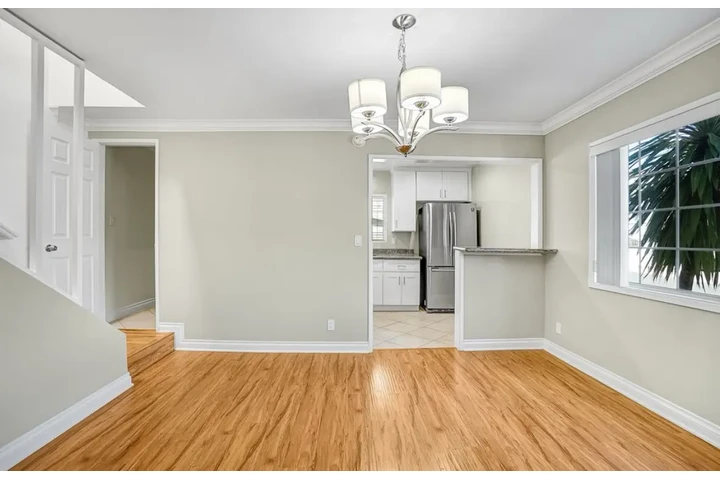 $1950 : 2 Bedroom Apt in Koreatown, LA image 2