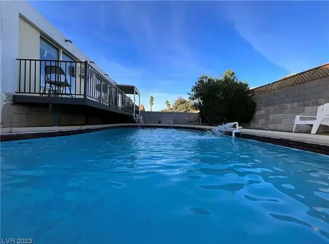 $800 : RENTING ROOMS IN  A HOUSE image 2