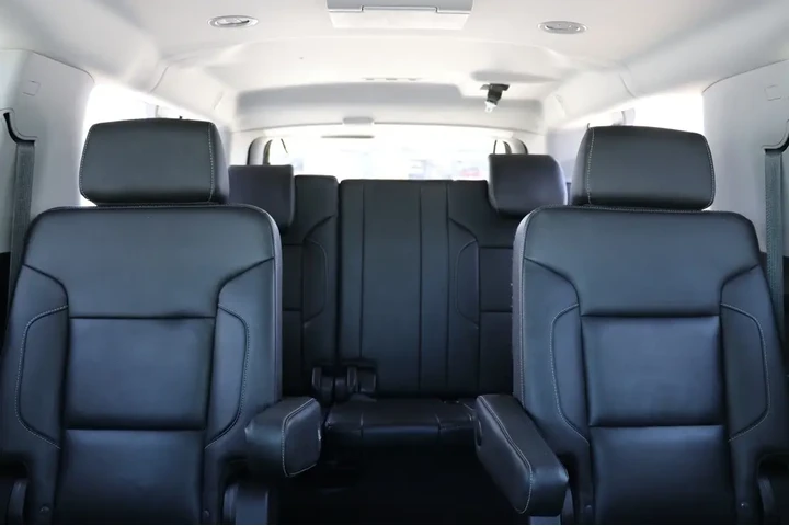 2018 Suburban image 3