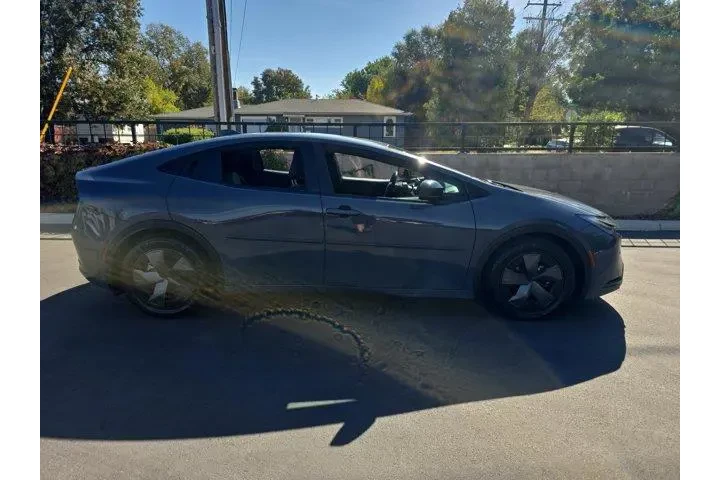 $26995 : Toyota Prius 2024 LE 4dr Hat image 3