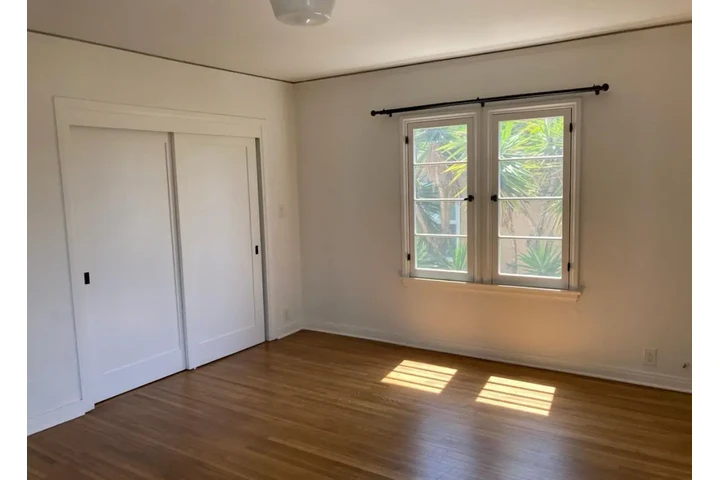 $1950 : 2 BEDROOM APT IN LOS ANGELES image 7