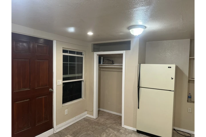 $950 : Se renta cuarto Chico image 4