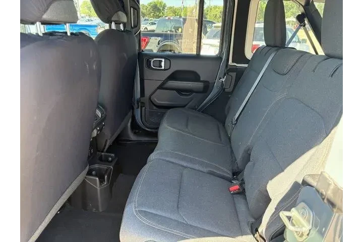 Jeep Wrangler 2024 4x4 Sahar image 10