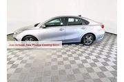 $18999 : Kia Forte 2023 LXS 4dr Sedan thumbnail