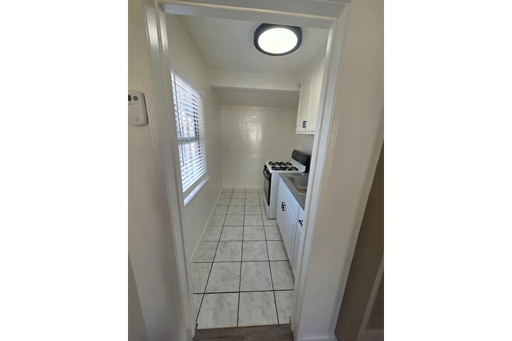 $1550 : Bell Gardens - Studio image 2