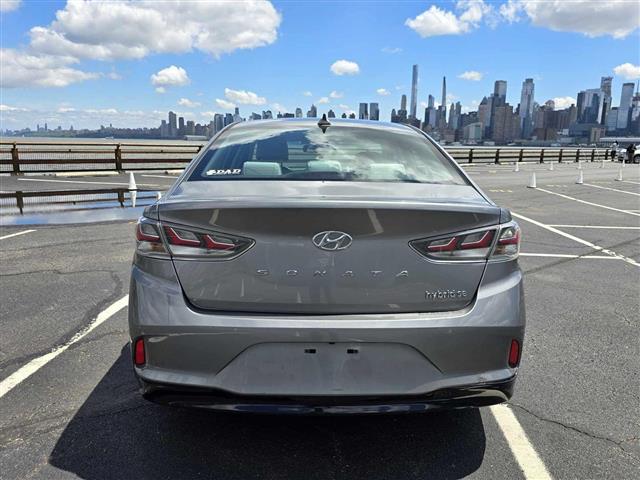 $10995 : 2018 HYUNDAI SONATA HYBRID image 9