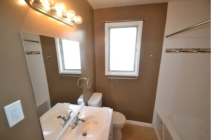 $2300 : Available 3Bed 2Bat in LA image 3
