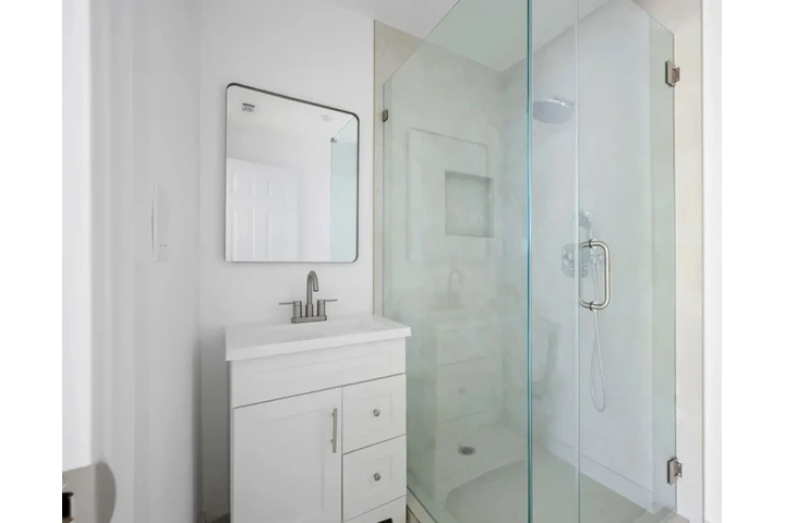 $2000 : 2 bedroom apartment in Carson image 9