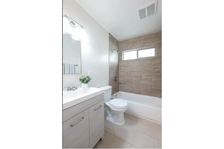 39th Street Apartments image 9