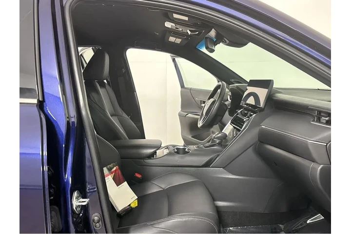 $31994 : Gold Certified2023 Venza LE image 5