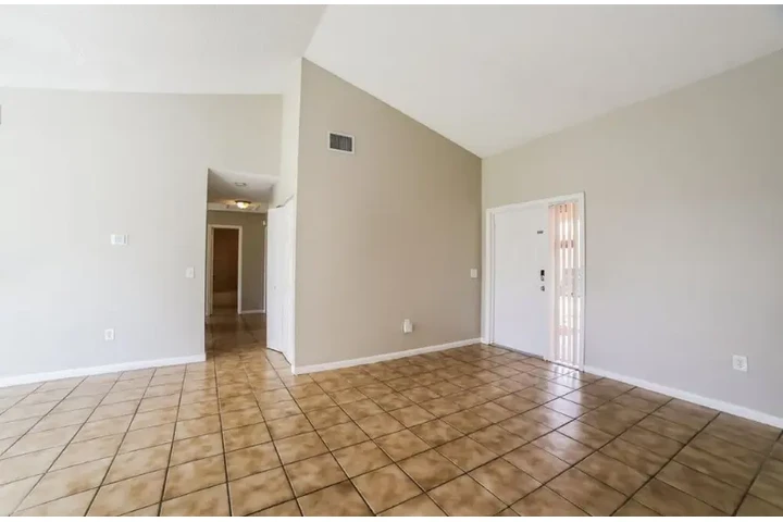 $2457 : 3 bed in Miami Florida image 3