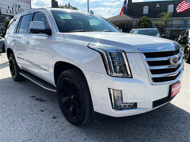 2017 Escalade 4WD 4dr Luxury image 3