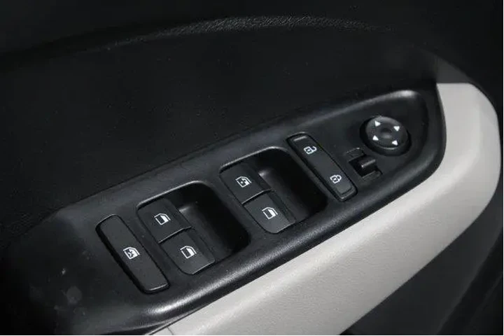 $17989 : Hyundai VENUE 2023 SEL 4dr C image 4