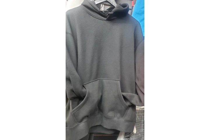 $300 : SUDADERAS NEGRAS 14 PIESAS image 1