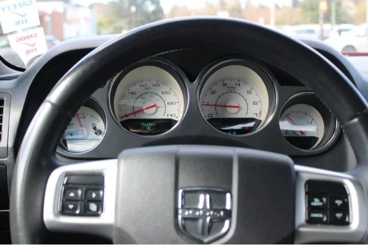 $13995 : 2013 Challenger 2dr Cpe SXT image 9