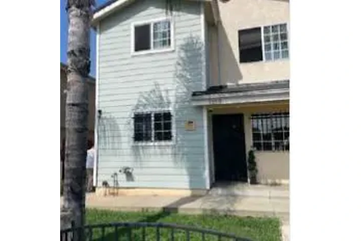 $2775 : APTO. ESTILO CASITA EN.L.A. image 5