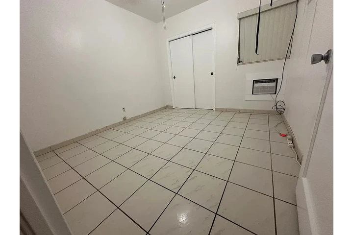 $700 : Beautiful Home...Hialeah, FL image 3