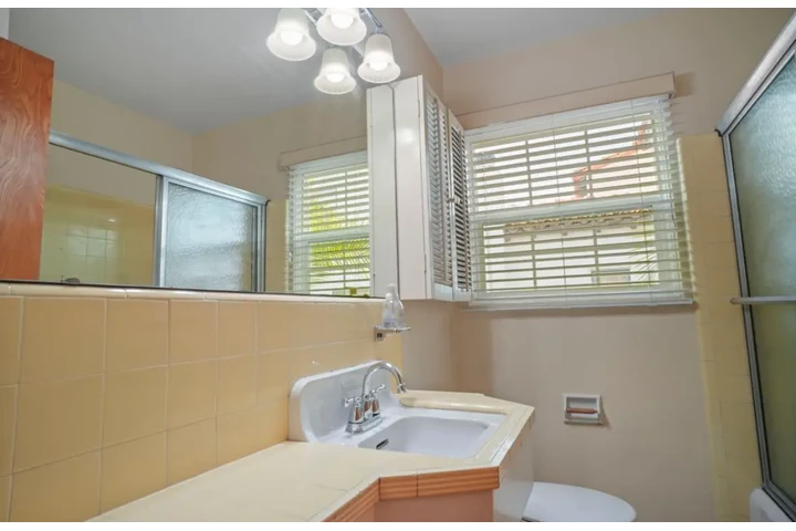 $2435 : 3 Bedroom Home in Van Ness, LA image 8