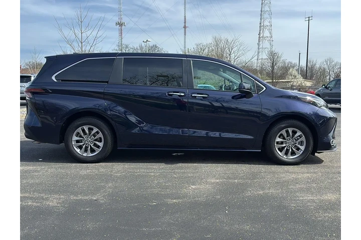 $41733 : Gold Certified 2024 Sienna XLE image 8