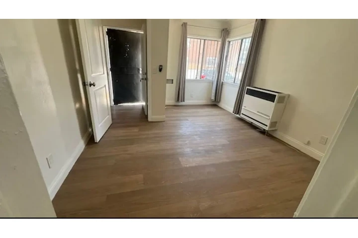 $1000 : Beautiful House image 3