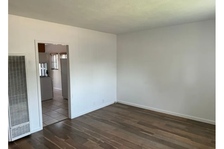 $1920 : 2 BED Home In Leimert Park, LA image 2